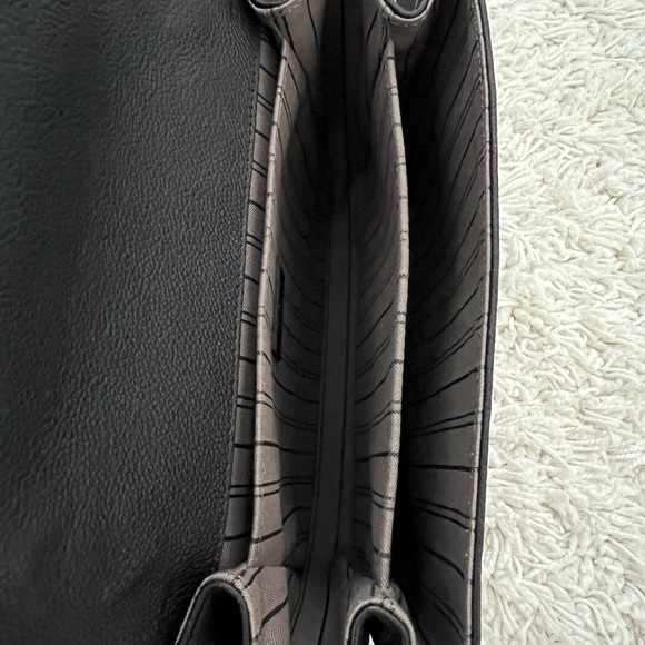 LOUIS VUITTON
Empreinte Pochette Metis Black - Picture 8 of 14